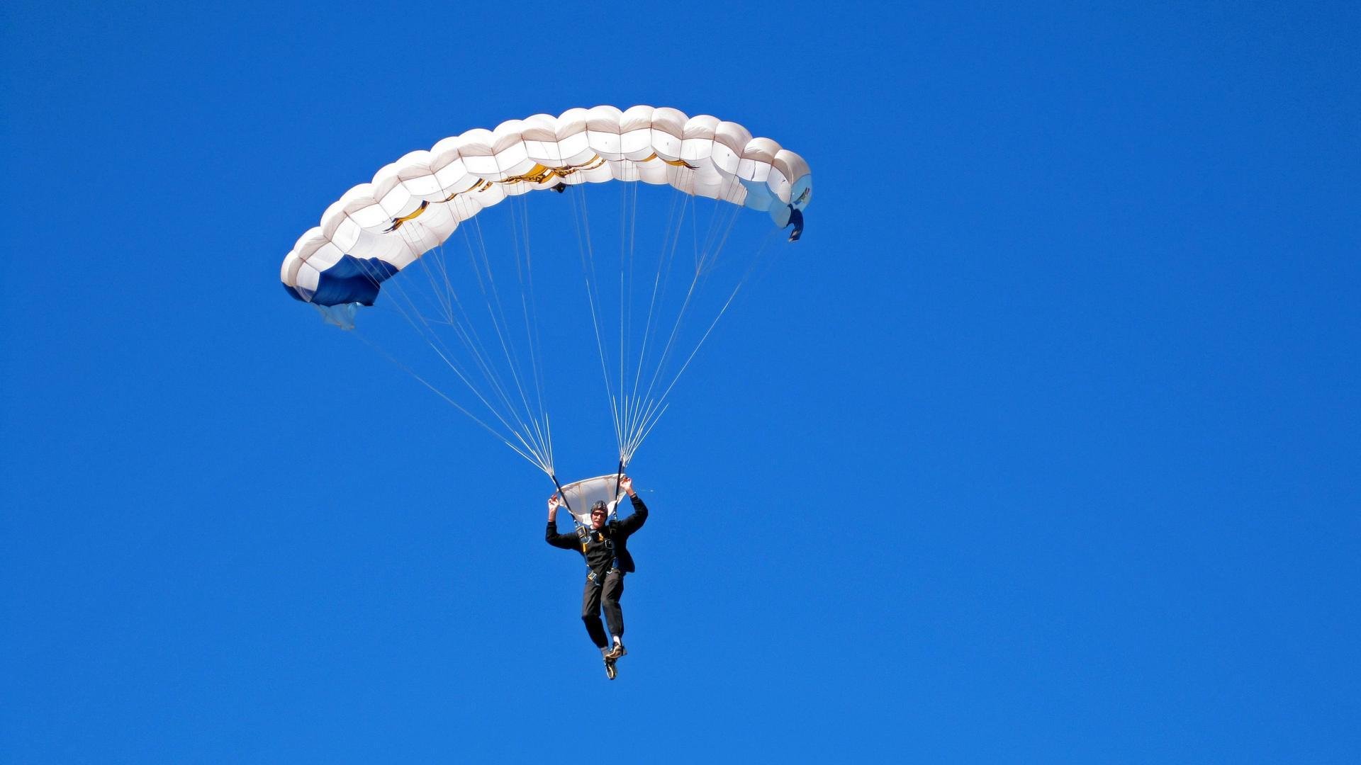 九游中心官网-_运动员坚持到底，逆转获胜瞬间感动全场_，一个运动员坚持的励志视频